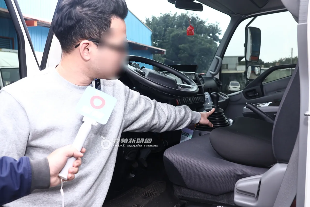 峻富的員工發現車內裝有瑕疵，因此掀開車頭檢查（非當事車）。陳博鈞攝