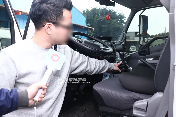 峻富的員工發現車內裝有瑕疵，因此掀開車頭檢查（非當事車）。陳博鈞攝