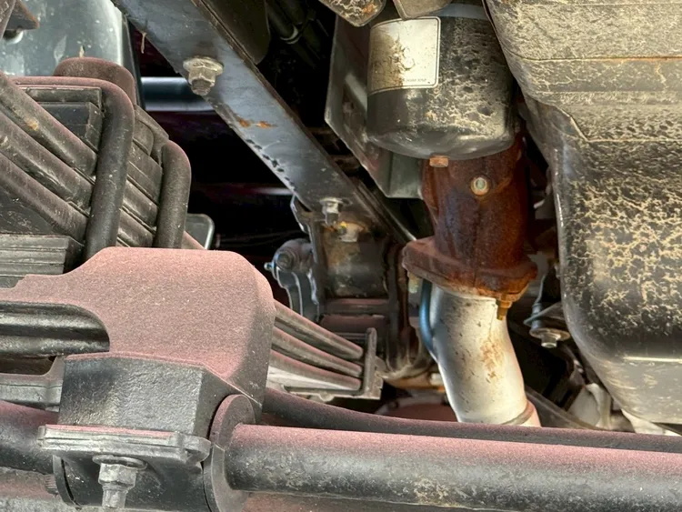 長源交付的車輛，引擎等處有腐鏽狀況。峻富提供