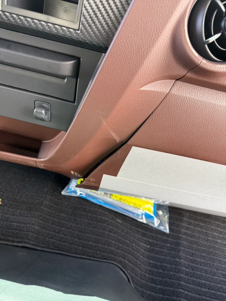 長源交付的車輛，內裝接縫不勻稱，疑似有瑕疵。峻富提供