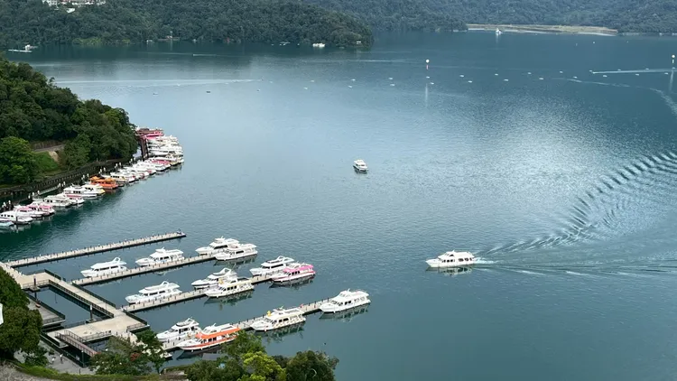 南投旅遊瀏覽量年增幅達220%，為近年國旅成長最亮眼地區。圖為日月潭，攝影中心