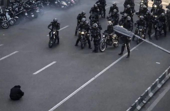 民众捕捉到的男子挡路画面。翻摄自X