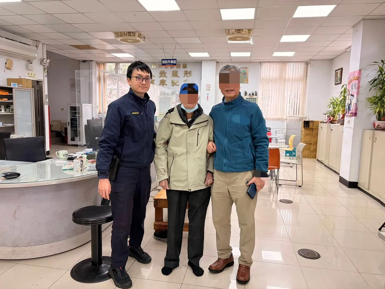 警方通知家屬到派出所帶回老翁。中壢警分局提供