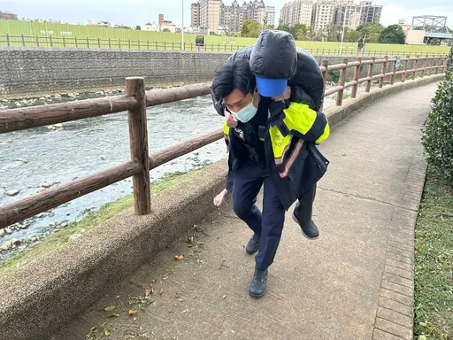 9旬老翁外出晨運迷途　壢警揹回派出所查證身分助返家