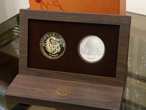 101烟火＋镀金马年银币亮相！央行生肖套币发行9万套　价格史上最高