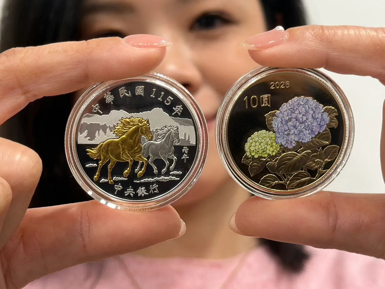 委由台湾银行公开发售第三轮生肖纪念套币系列第十套「丙午马年生肖纪念套币」。吕承哲摄