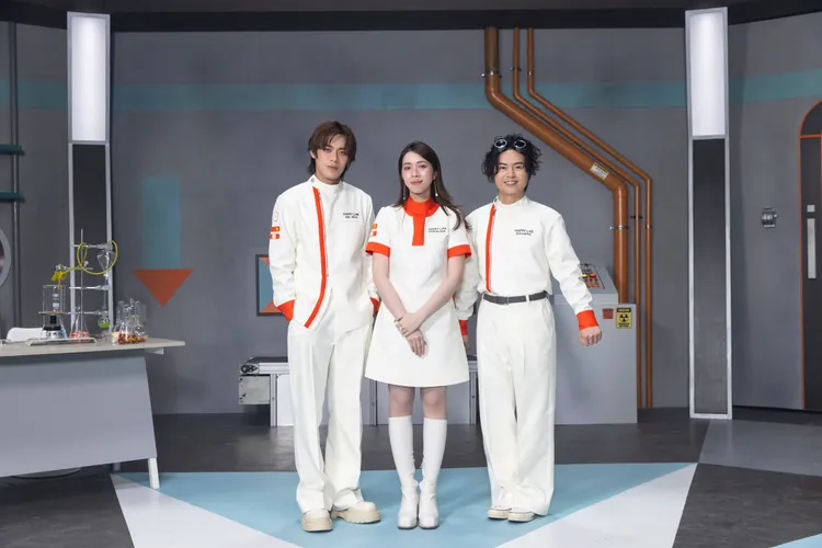 告五人化身研究員研發「快樂解藥」。相信音樂提供