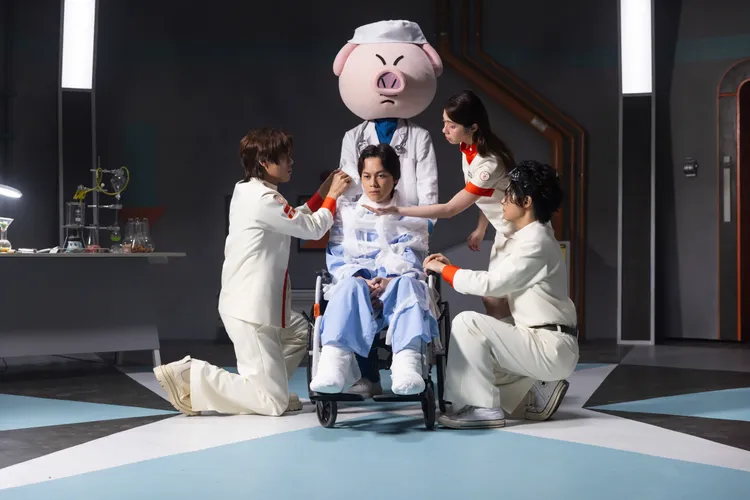 HowHow（左二）助陣演出告五人MV。相信音樂提供