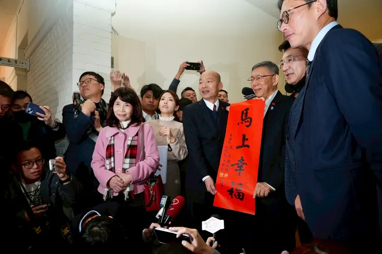 立法院長韓國瑜致贈柯文哲春聯。民眾黨提供