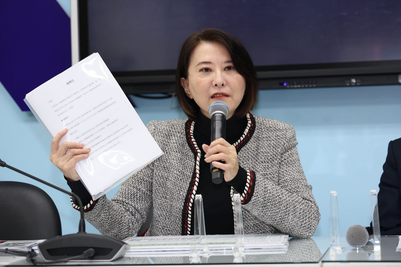 王鴻薇揭官方基金會成綠退輔會!名單驚見創意私房「高級會員」