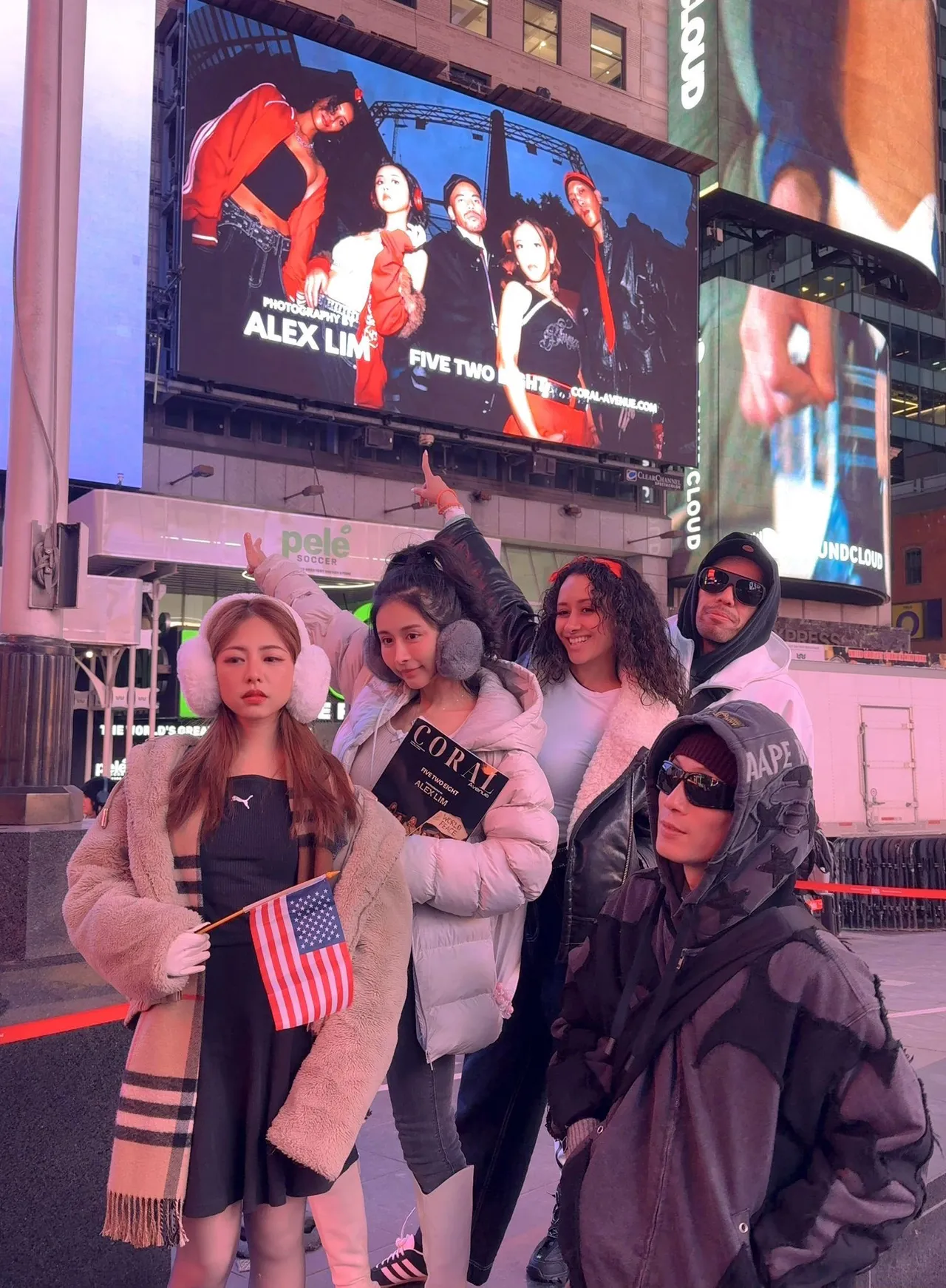 FIVE TWO EIGH登上紐約時代廣場。阿卡莎納團隊提供