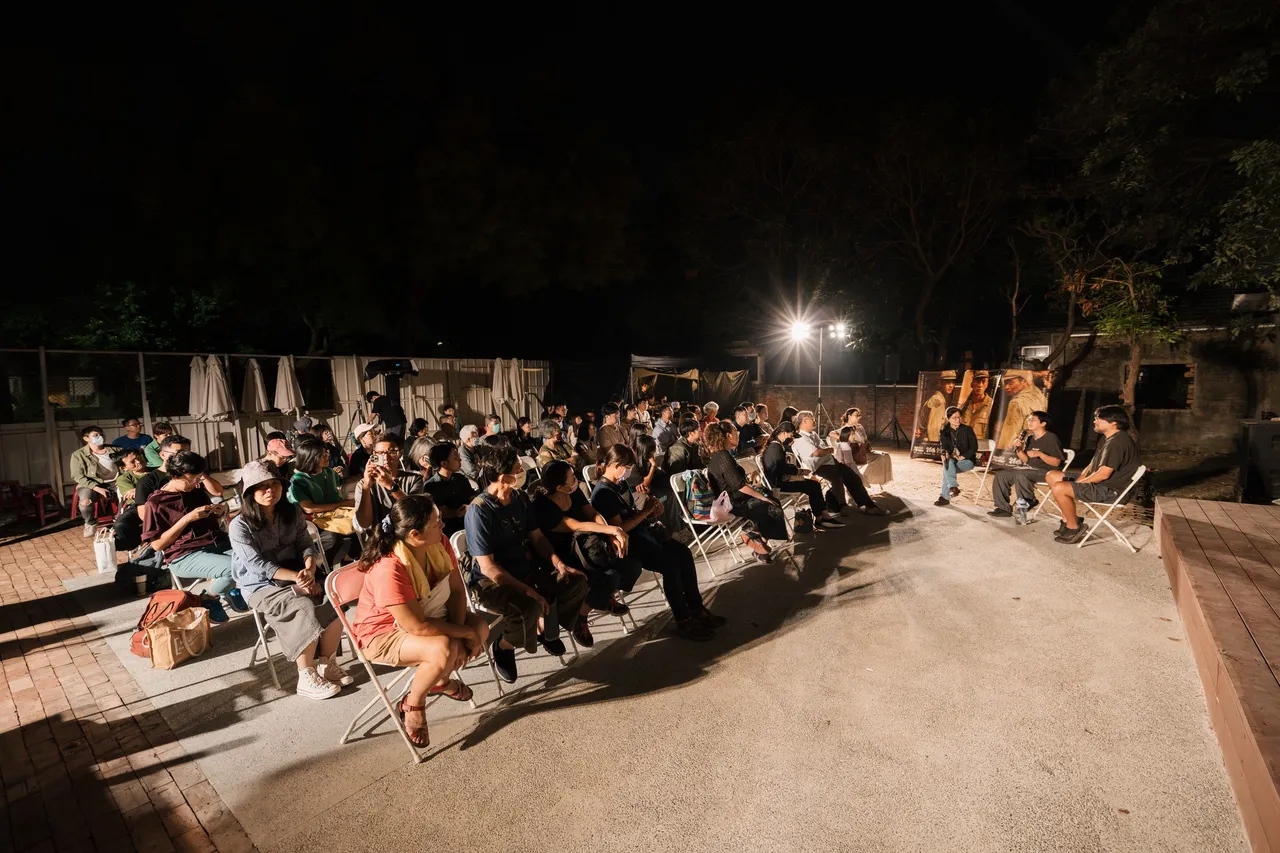 2024年高雄眷村嘉年華活動期間，孫介珩播放豫劇團紀錄片《恁》。看不見電影工作室提供