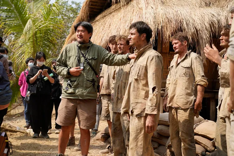 孫介珩導演拍攝《聽海湧》時指導演員演戲。公視提供