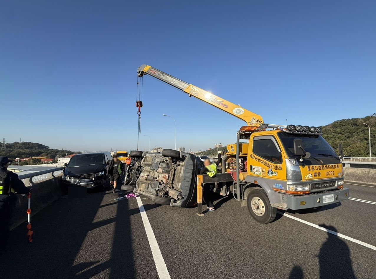 疑一時恍神!國道追撞2車後翻覆 女駕駛輕傷送醫