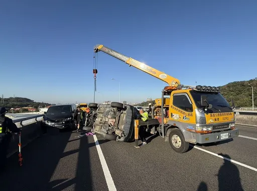 疑一時恍神！國道追撞2車後翻覆　女駕駛輕傷送醫
