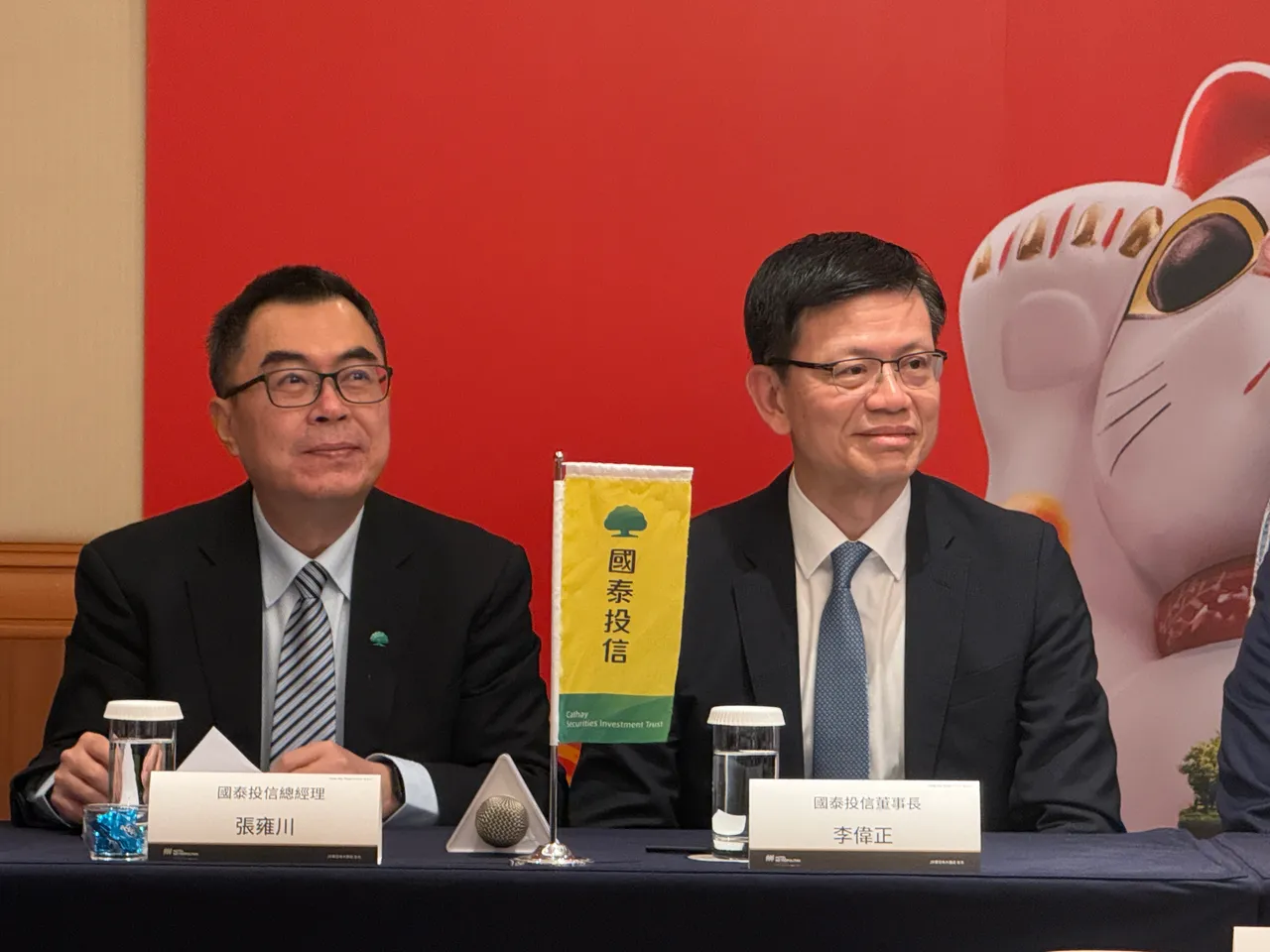 国泰投信董事长李伟正（右）、总经理张雍川（左）。吕承哲摄