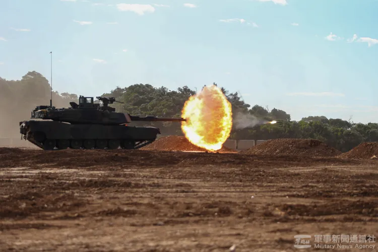 陸軍584旅M1A2T戰車進行火力射擊。軍聞社提供