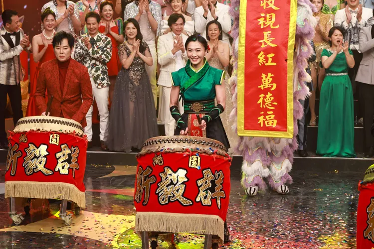 侯怡君準備除夕節目。民視提供