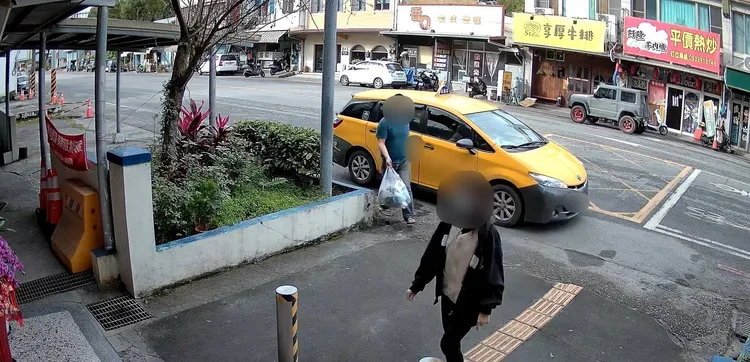 計程車運將只好將搭霸王車乘客載至派出所。警方提供