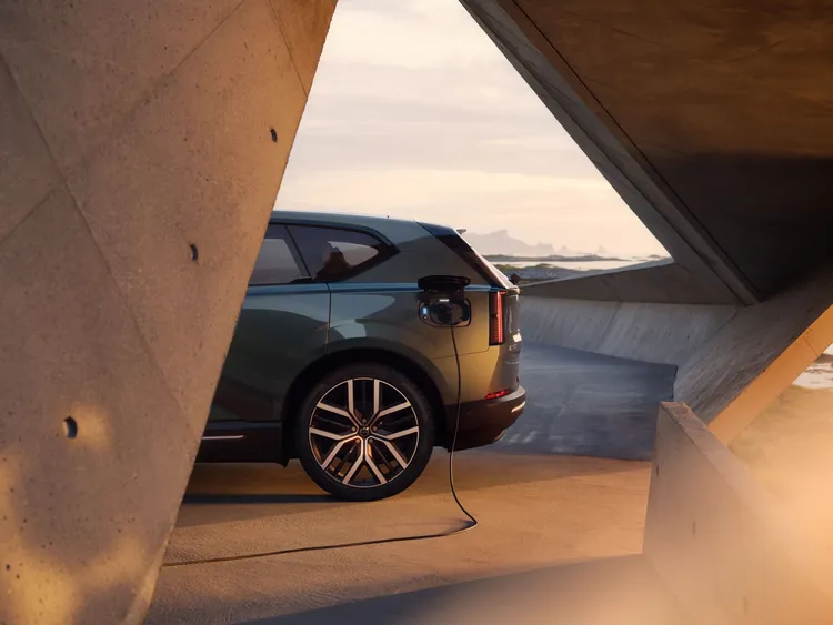 在全時四輪驅動配置下，Volvo EX60續航里程最高可達領先同級的810公里，在使用400kW快充設備時，Volvo EX60僅需10分鐘即可補充最高340公里的續航里程，意味著僅需一杯咖啡的時間，就能補充電量再次出發。原廠照片