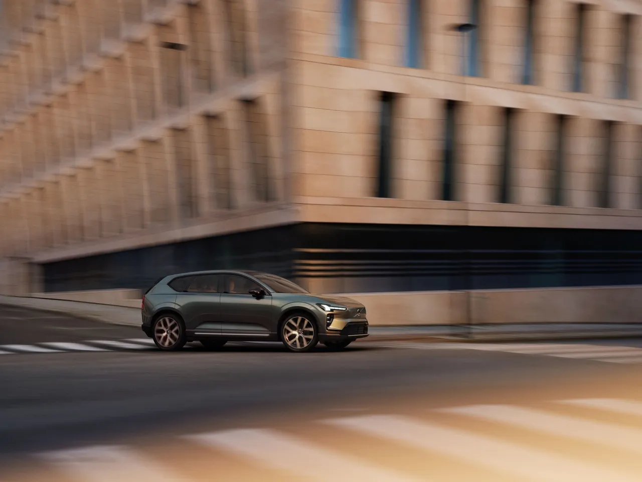 Volvo EX60提供三種不同動力編成供選擇：其中P12 AWD車型具備領先同級、最高810公里的續航表現；P10 AWD則提供最高660公里的續航里程；而後輪驅動的P6車型則可達620公里行駛里程。原廠照片