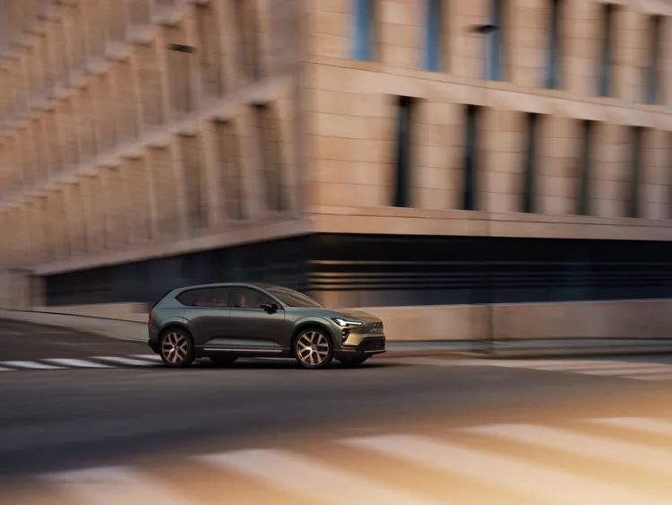 Volvo EX60提供三種不同動力編成供選擇：其中P12 AWD車型具備領先同級、最高810公里的續航表現；P10 AWD則提供最高660公里的續航里程；而後輪驅動的P6車型則可達620公里行駛里程。原廠照片