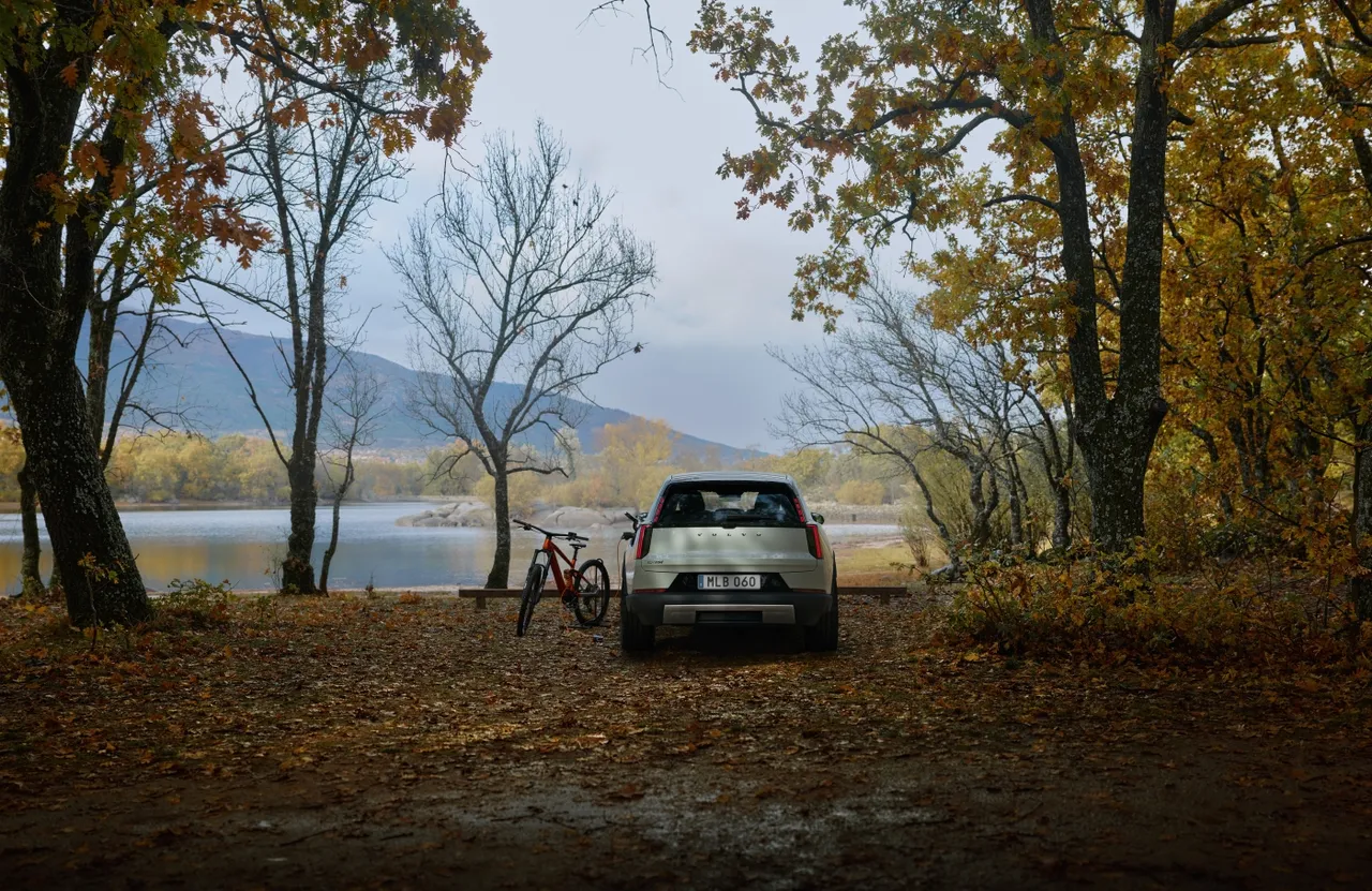 Volvo EX60 Cross Country擁有多處專屬設計細節，也突顯了其獨一無二的定位，前後下保桿採用不鏽鋼拉絲防刮材質，進一步強化車身的剛毅風格，搭配充滿力量的粗獷輪拱設計，更強化了整體車格的氣勢與視覺張力。原廠照片