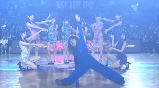 79歲活跳跳！舞棍阿伯搭啦啦隊熱舞 「地板動作」連發球迷起立鼓掌