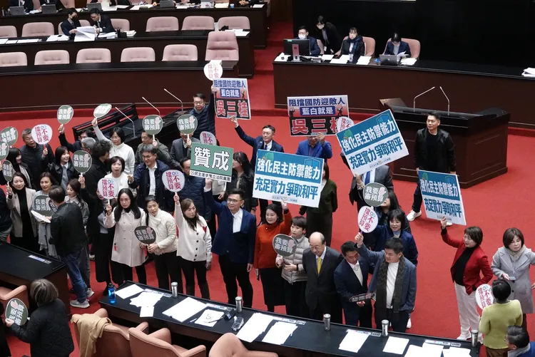 立法院年度總預算與國防特別預算審議仍僵持不下，民眾黨團在立院表達不滿。莊宗達攝