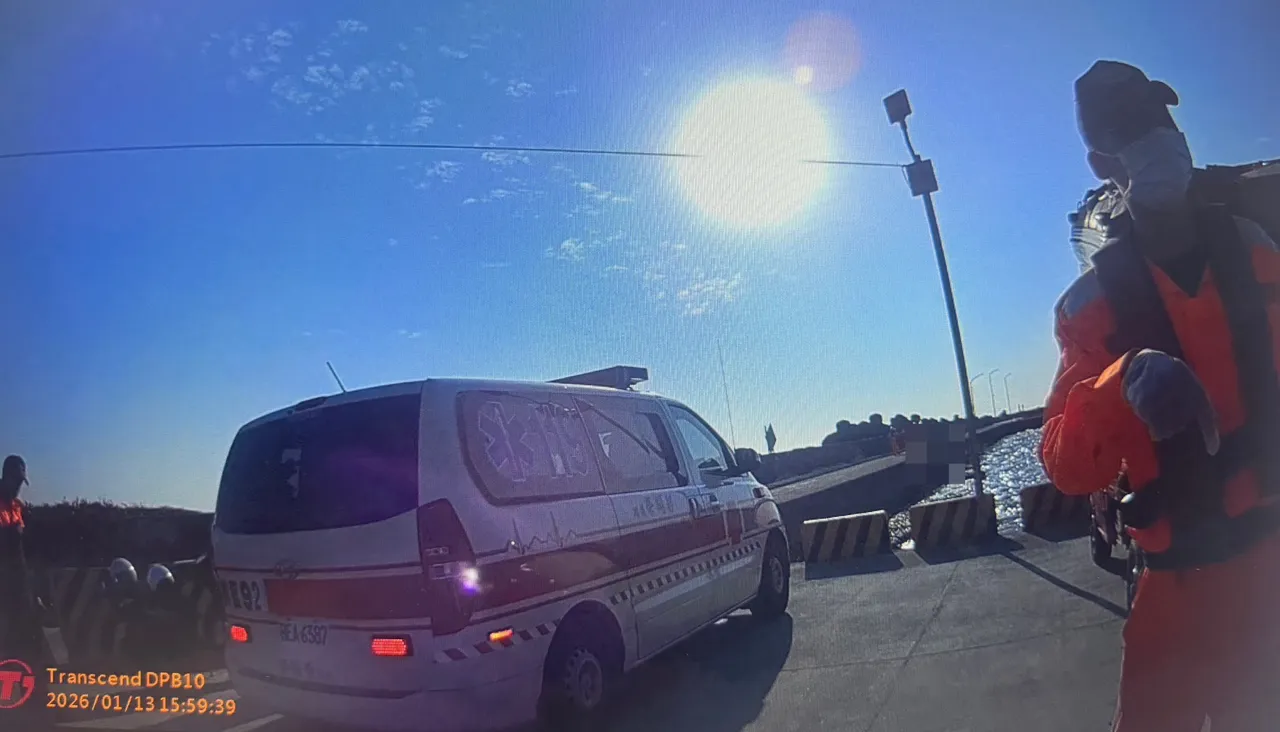 蚵仔寮漁港海面出現浮屍，海巡打撈上岸。翻攝畫面