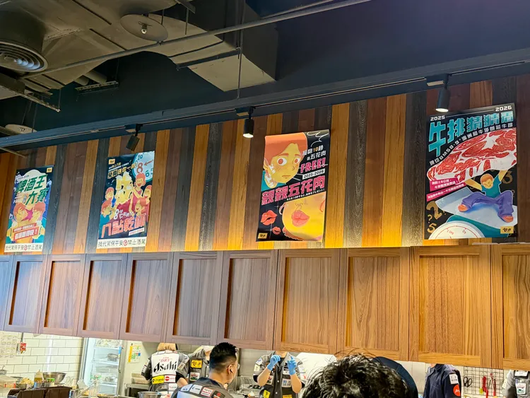 乾杯燒肉4大優惠活動取消，包含親親豬五花、8 點乾杯、猜重量及啤酒大賽海報仍可在店內看到。莊偉祺攝