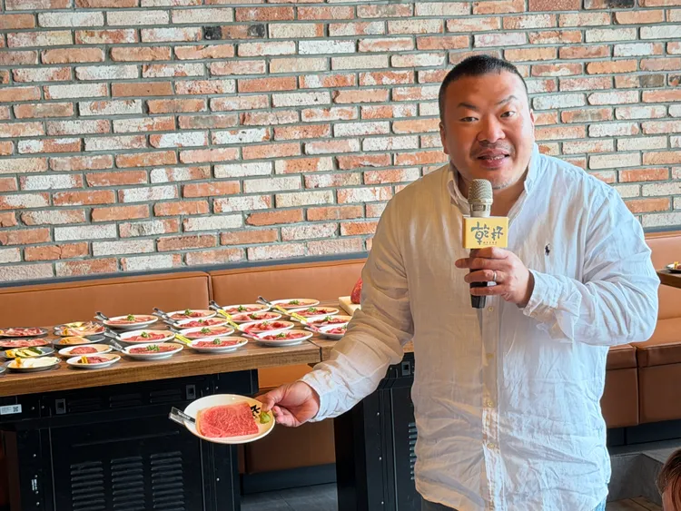 乾杯董事長平出莊司表示，這次乾杯燒肉全新菜單可吃到最近流行的和牛赤身等品項。莊偉祺攝