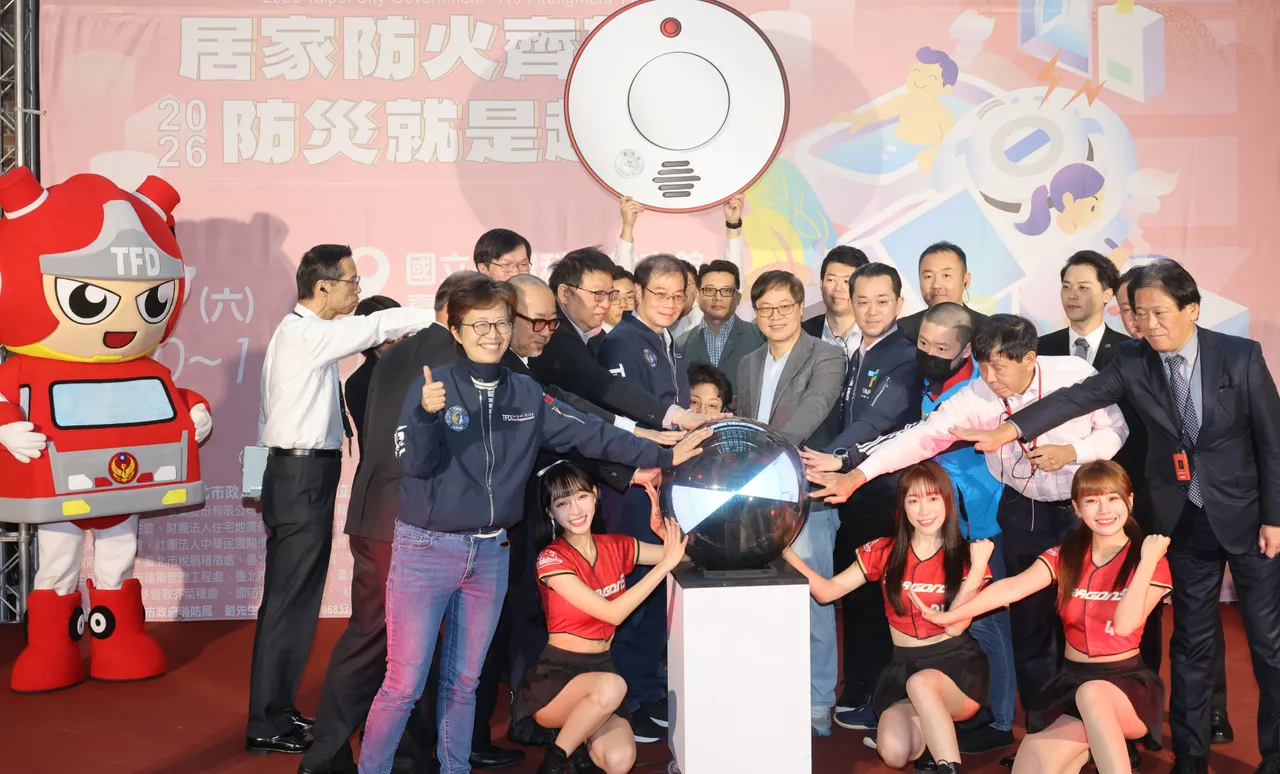 小龍女到場炒熱氣氛。翻攝畫面