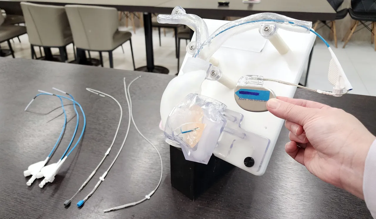 84歲老伯心跳一分鐘僅32下，幾乎「快停了」有猝死風險，生理性傳導節律器安裝後，身體恢復正常。院方提供