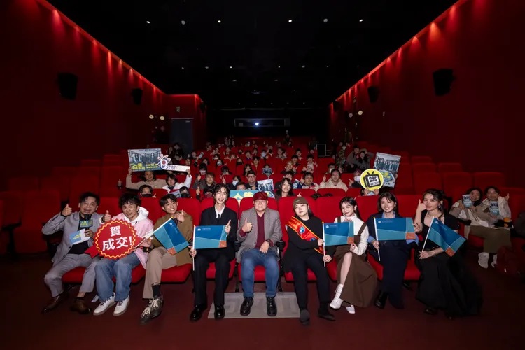 王真琳(右起)、林予晞、陳姸霏、導演王逸鈴、公視台語台台長呂東熹、黃河、謝章穎、唐從聖齊聚會影迷。公視台語台提供