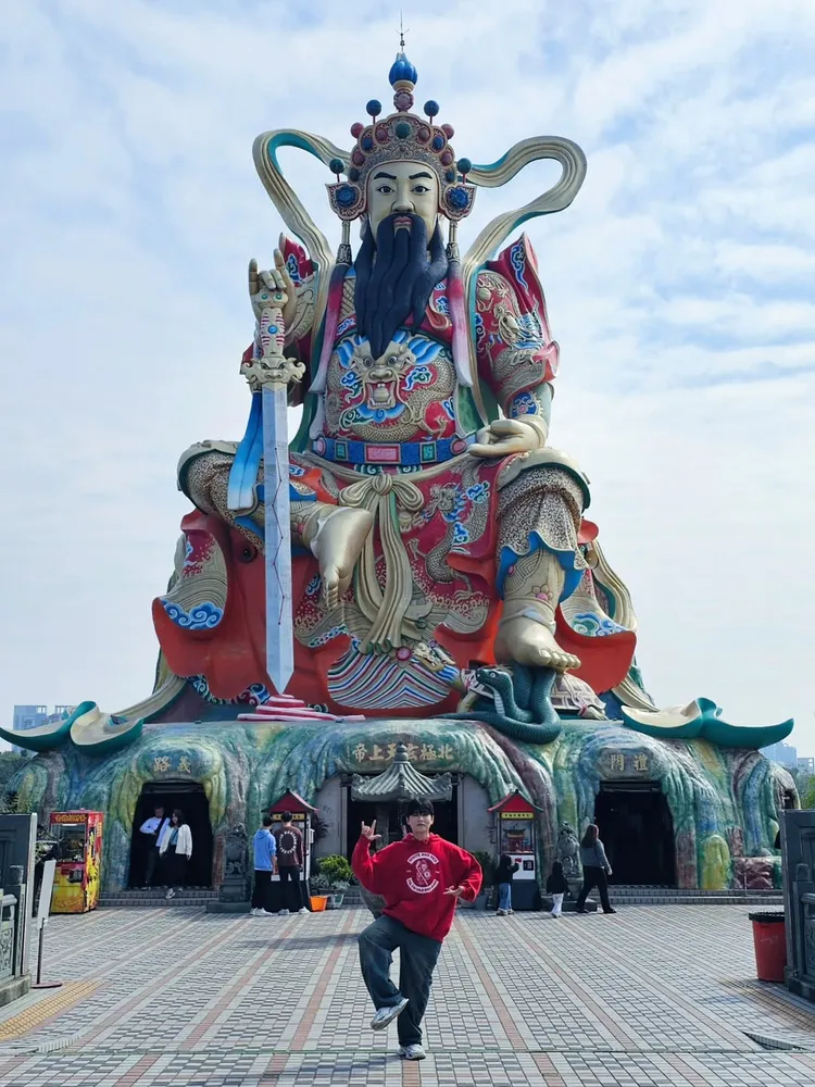厲旭昨天去蓮池潭，跟玄天上帝合照，比在地人還會玩。翻攝厲旭IG