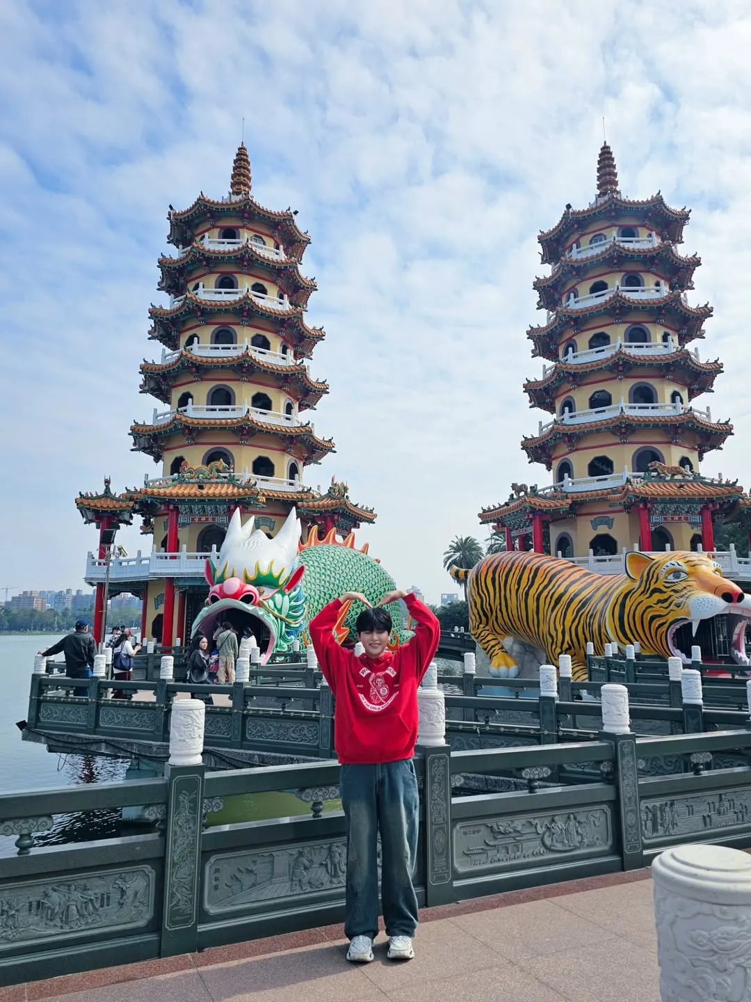 厲旭在龍虎塔前留影。翻攝厲旭IG