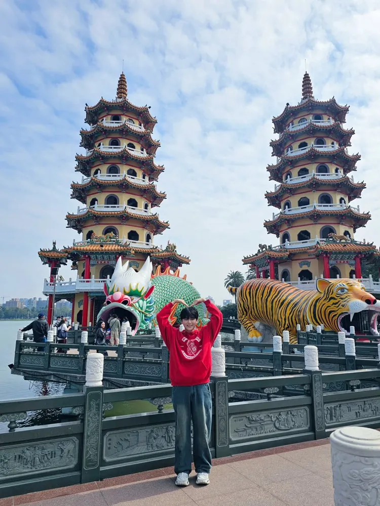 厲旭在龍虎塔前留影。翻攝厲旭IG