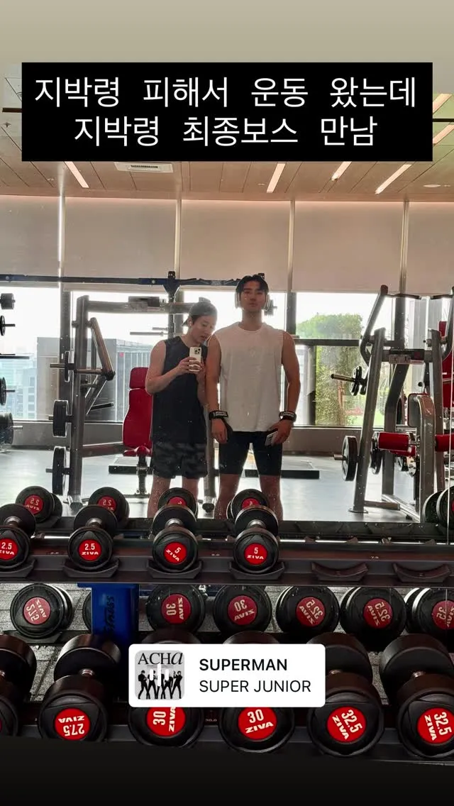 銀赫（左）留在飯店健身房操肌，遇到最終大魔王始源。翻攝銀赫IG