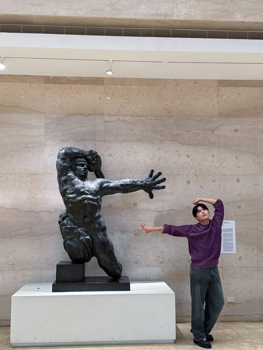 厲旭今天去高美館，與雕像合照。翻攝厲旭IG
