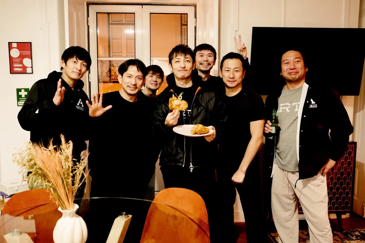 岡田准一（前排左二）和玉木宏（前排中）組隊到葡萄牙參賽，也在當地幫玉木宏過生日。翻攝岡田准一X