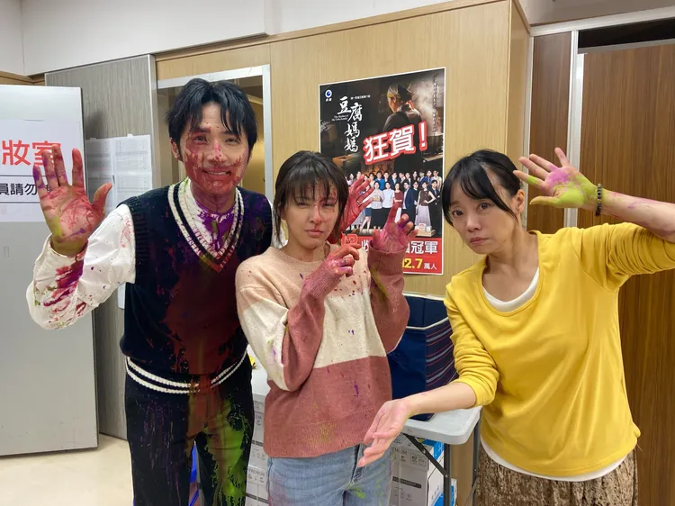 范瑞君（右起）不捨戲裡媳婦蘇晏霈，很氣兒子李運慶。民視提供