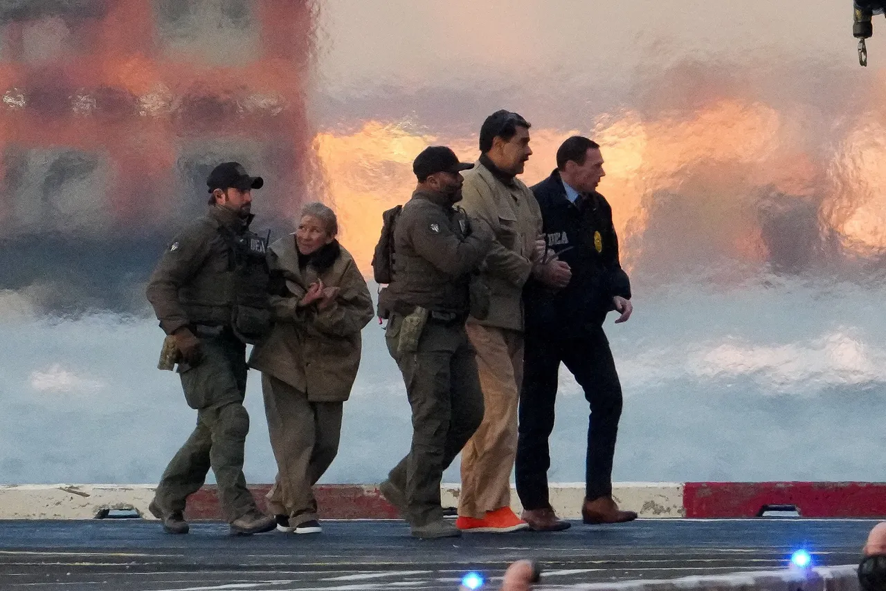 弗洛雷斯（左二）与马杜洛周一从拘留中心被带到法院出庭。路透