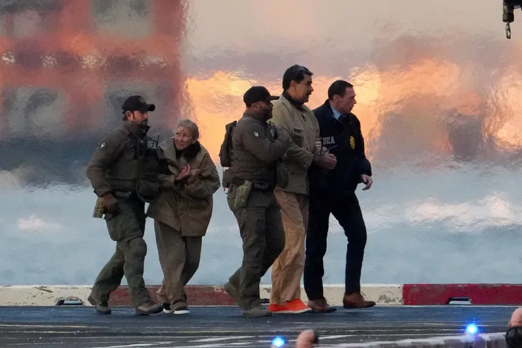 弗洛雷斯（左二）與馬杜洛周一從拘留中心被帶到法院出庭。路透