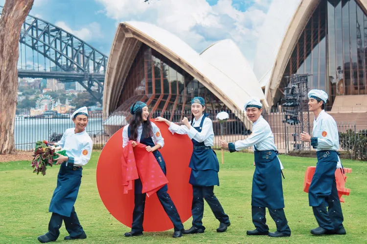 浩子（左起）、隋棠、千千、陳隨意、藍正龍在雪梨辦桌。三立提供