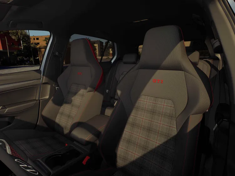 座艙設計延續GTI精神，搭配經典格紋跑車座椅、多功能運動方向盤與專屬運動化儀表介面。原廠照片