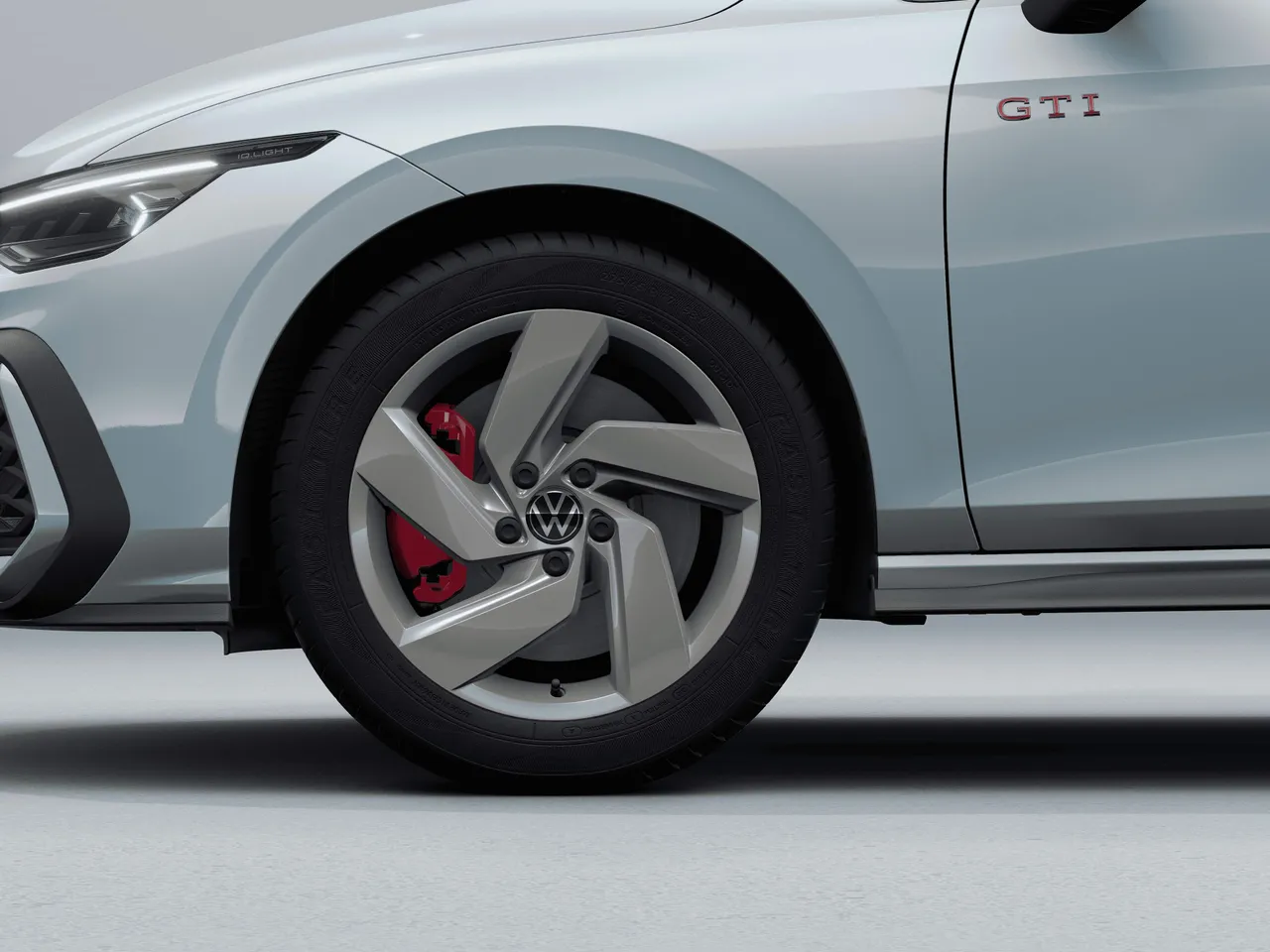 Golf GTI冰影純粹版以專屬冷冽冰澈藍車色搭配湛黑車頂與Black Style黑化套件，結合紅色煞車卡鉗與雙出排氣尾管等元素。原廠照片