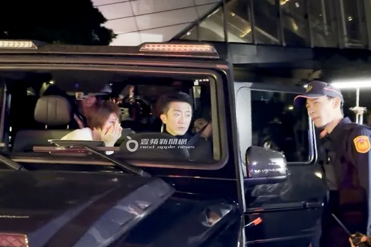 新生代演員陳孟琪（右起）和懷秋在車上約會，看到警察緊張摀著臉。特勤中心攝