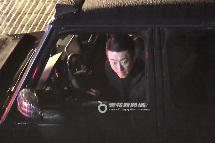 懷秋補充完水分，頭探出車外繼續等待警察臨檢。特勤中心攝