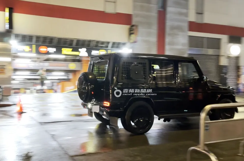 凌晨3點，懷秋「蠍子哥」上身，開779萬賓士越野車載陳孟琪衝過警察臨檢站。特勤中心攝
